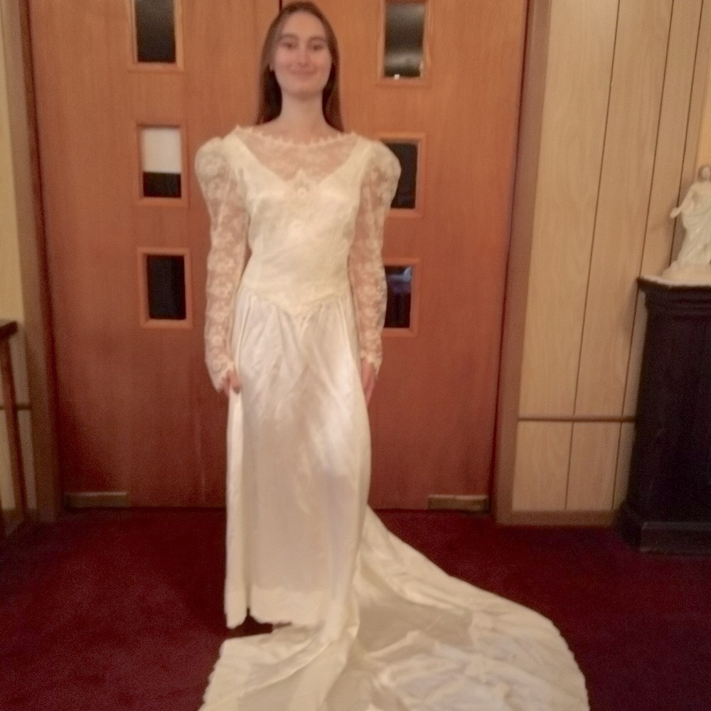 🌹Vintage 👰 Wedding 👗 comes with matching Vail (Petite👰 Brides)
(Size 8p)